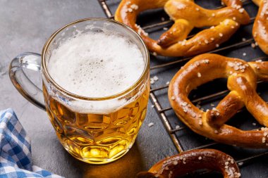 Taze pişmiş ev yapımı kraker ve bira.