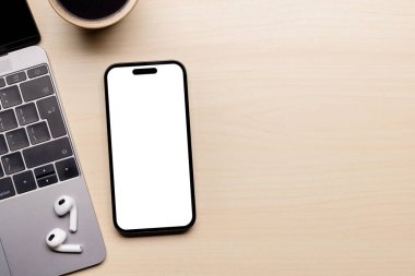 Masadaki boş siyah ekran akıllı telefon, tasarım modeliniz için mükemmel.