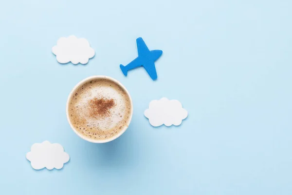 Koncepcja Podróży Wakacji Kawa Samolot Niebieskim Biurku Przestrzenią Kopiowania — Zdjęcie stockowe