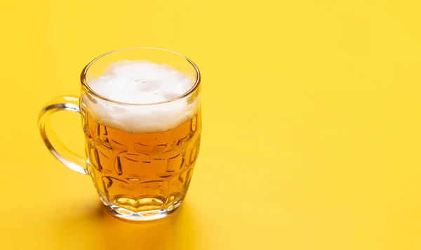 コピースペースのある明るい黄色の背景の冷たいビール — ストック写真