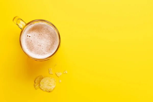 Een Verleidelijke Snack Van Bier Chips Een Levendige Gele Achtergrond — Stockfoto