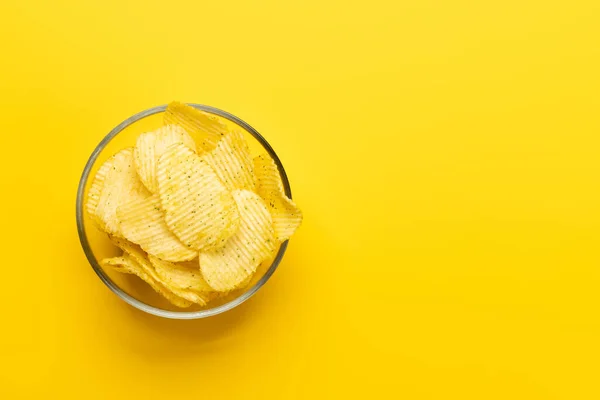 Tigela Chips Fundo Amarelo Com Espaço Cópia Depósito Plano — Fotografia de Stock