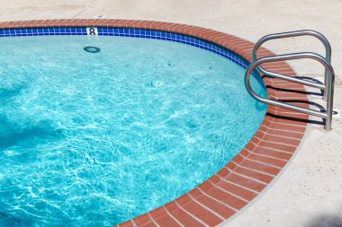 Havuz kenarında ve havuzun mavi suyu. Kopyalama alanı ile