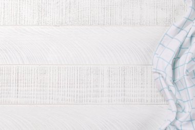 Havlu ya da peçeteyle mutfak masasının yukarıdan görünüşü, yemek sunumu için mükemmel bir model oluşturma ve bir menü ya da tarif şablonu oluşturma