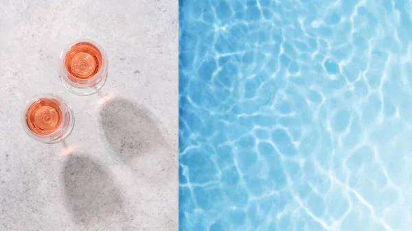 Verfrissende Rozenwijn Bij Het Zwembad Een Zonnige Dag Perfecte Zomervakantie — Stockfoto