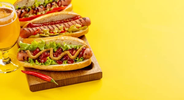 Různé Hot Dogy Pivo Domácí Hotdogy Řezacím Prkně Mezerou Pro — Stock fotografie