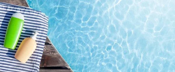 Yüzme Havuzunun Yanındaki Kozmetik Şişeleri Yaz Tatili Kopyalama Alanı Olan — Stok fotoğraf