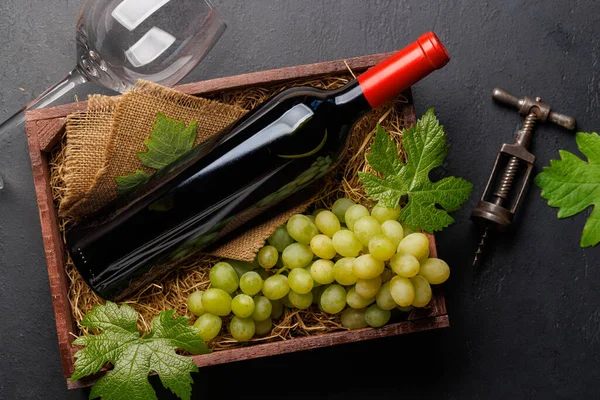 Red Wine Bottle Fresh Grapes Presented Rustic Wooden Box Flat — Stock Photo, Image