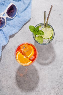 Güneşli bir günde ferahlatıcı kokteyller, mükemmel bir yaz tatili. Metnin için boşluk ile yukarıdan görüntüle