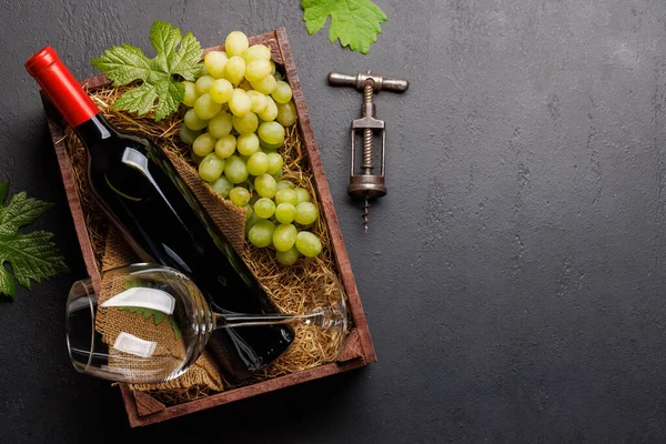 Botella Vino Tinto Uvas Frescas Presentadas Una Caja Madera Rústica — Foto de Stock