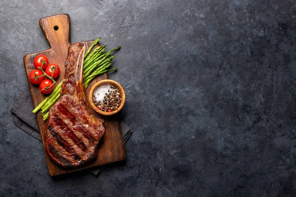Středně Propečený Hovězí Steak Tomahawk Chřestem Byt Ležel Kopírovacím Prostorem — Stock fotografie