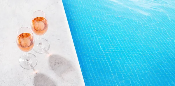 Erfrischender Rosenwein Pool Einem Sonnigen Tag Der Perfekte Sommerurlaub Mit — Stockfoto