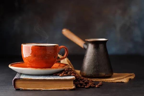 一杯浓郁的咖啡 配上香喷喷的烤豆子 再加上一杯完美的早茶 — 图库照片