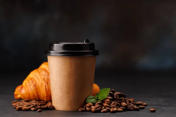 Aromatische Koffie Een Papieren Beker Gecombineerd Met Een Schilferige Croissant — Stockfoto