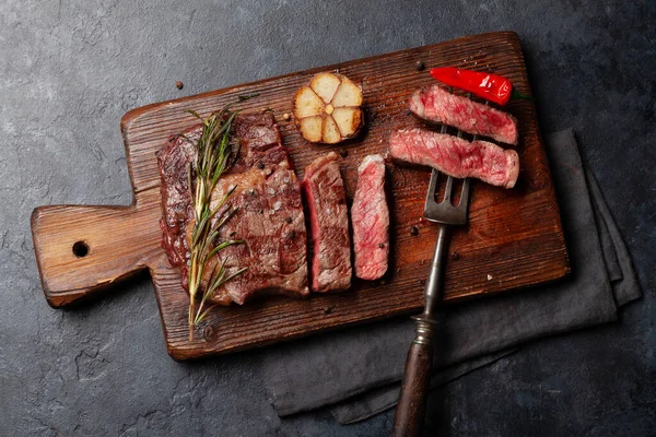 Gegrilltes Ribeye Beef Steak Mit Kräutern Und Gewürzen Flache Lage — Stockfoto