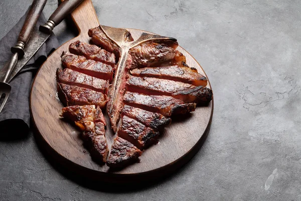 Gegrilltes Porterhouse Beef Steak Knochen Scheiben Geschnitten Mit Kräutern Und — Stockfoto