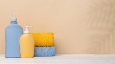 Vücut bakımı malzemeleri ve banyo havluları masada ürününüz veya mesajınız için yer var. Spa düzenlemesi