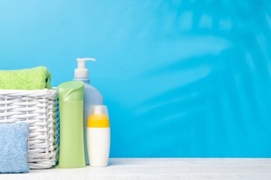 Vücut bakımı malzemeleri ve banyo havluları masada ürününüz veya mesajınız için yer var. Spa düzenlemesi