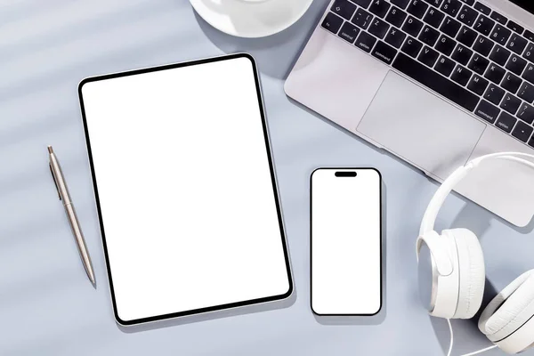 Tablet Smartphone Com Tela Branco Mesa Escritório Negócios Espaço Trabalho — Fotografia de Stock