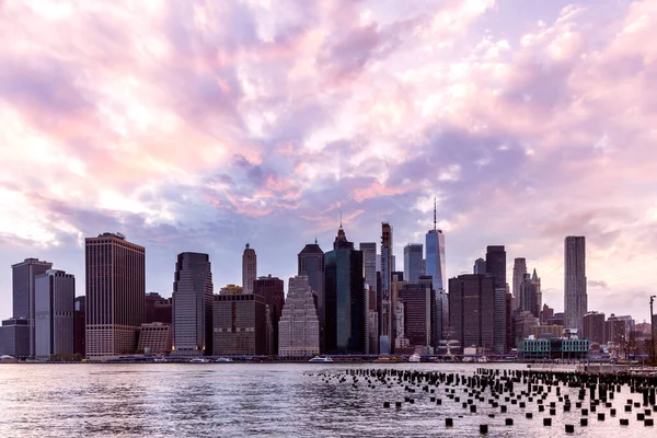 Manhattan Skyline New York Över Floden Visar Upp Imponerande Arkitektur — Stockfoto