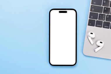Masadaki boş beyaz ekran akıllı telefon, tasarım modeliniz için mükemmel.
