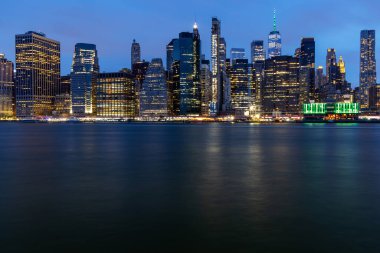 New York City silueti. Manhattan günbatımı gökdelenleri Brooklyn manzarası
