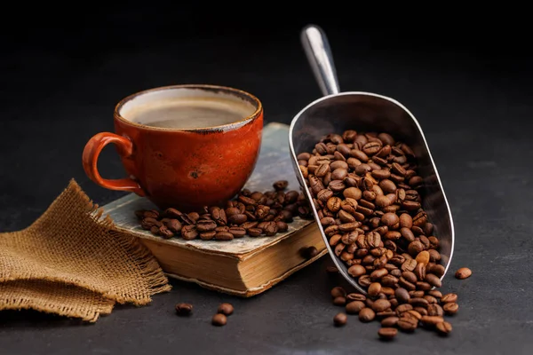 Rijke Koffie Een Kopje Met Aromatische Geroosterde Bonen Een Perfecte — Stockfoto