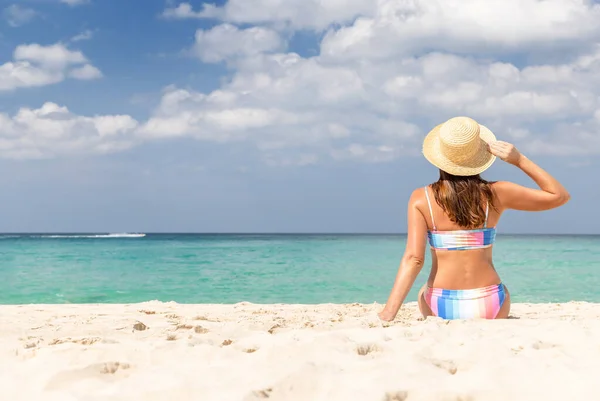 Woman Sitting Sea Beach Enjoying Relaxing Summer — Stock Photo, Image