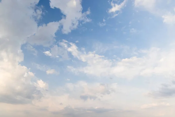 Красивый Живописный Вид Небо Облаками Демонстрирующий Природную Красоту Спокойствие Ландшафта — стоковое фото