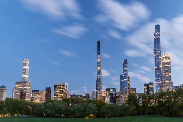 Manhattan Felhőkarcolók Central Park Rét Naplementekor — Stock Fotó