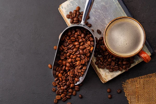 浓郁的咖啡配上香喷喷的烤豆子 完美的早茶 有复制空间 — 图库照片
