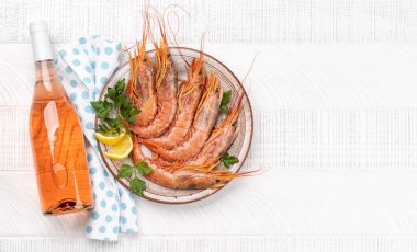 Langoustines gibi taze deniz ürünlerine gül şarabı eşlik eder. Kopyalama alanı olan düz