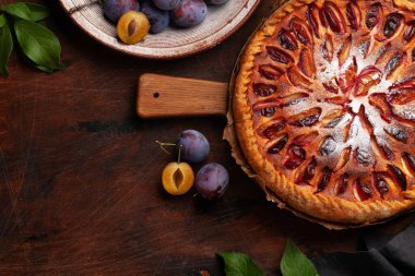 Ev yapımı erikli turta. Mevsimlik meyveli meyveli tart. Kopyalama alanı olan düz