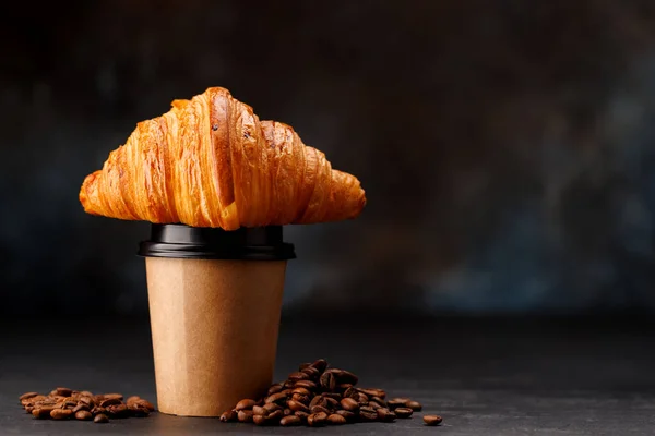 Café Aromático Una Taza Papel Emparejado Con Croissant Escamoso Con — Foto de Stock