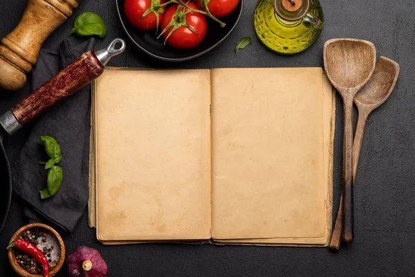 Pohled Shora Dolů Kuchyňský Stůl Ingrediencemi Nádobím Otevřenou Kuchařkou Prázdnými — Stock fotografie