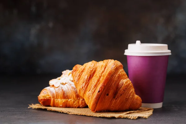 Café Aromatique Dans Une Tasse Papier Associée Croissant Floconneux Avec — Photo