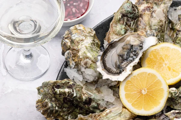 Fresh Oysters Glasses Sparkling Wine Closeup — Stock Photo, Image