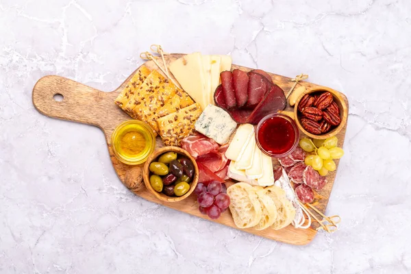 Antipasti Mit Schinken Salami Cracker Käse Oliven Und Nüssen Wohnung — Stockfoto