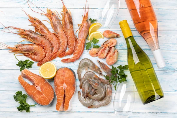 ロブスター トラウトステーキなどの新鮮な魚介類のトップビューの写真 白とローズワインが付いています — ストック写真
