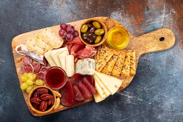 Antipasti Mit Schinken Salami Cracker Käse Oliven Und Nüssen Flache — Stockfoto