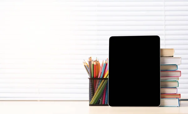 Tabletka Kolorowymi Ołówkami Stos Książek Pustym Ekranem Dla Twojego Tekstu — Zdjęcie stockowe