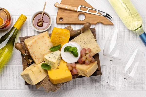Various Cheese Board White Wine Flat Lay — Zdjęcie stockowe