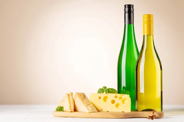ボード上の様々なチーズと白ワイン コピースペースとベージュの背景の上に — ストック写真