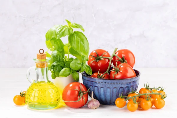 Ingrediënten Voor Het Koken Italiaanse Keuken Tomaten Olijfolie Basilicum Met — Stockfoto