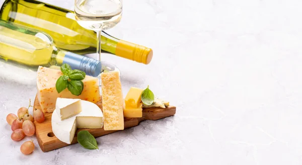ボード上の様々なチーズと白ワイン コピースペース付き — ストック写真