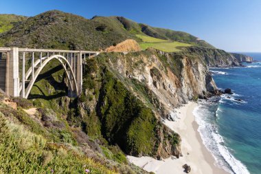 Kaliforniya, Big Sur 'daki okyanus kıyısındaki Bixby Köprüsü' nün çarpıcı manzarası yolculuk için manzaralı bir zemin sunuyor.