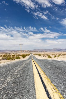 Hiç bitmeyen bir yolun perspektifi, güzel bir yere yolculuk ve macera.