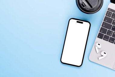 Masadaki boş siyah ekran akıllı telefon, tasarım modeliniz için mükemmel.