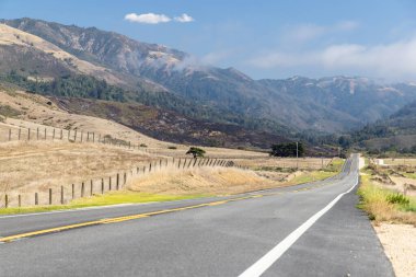 Asfalt yol ve kır manzarası