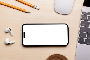 Masadaki boş siyah ekran akıllı telefon, tasarım modeliniz için mükemmel.